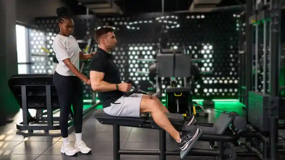 Rozzie Kinyua training a client in an 1 on 1 session