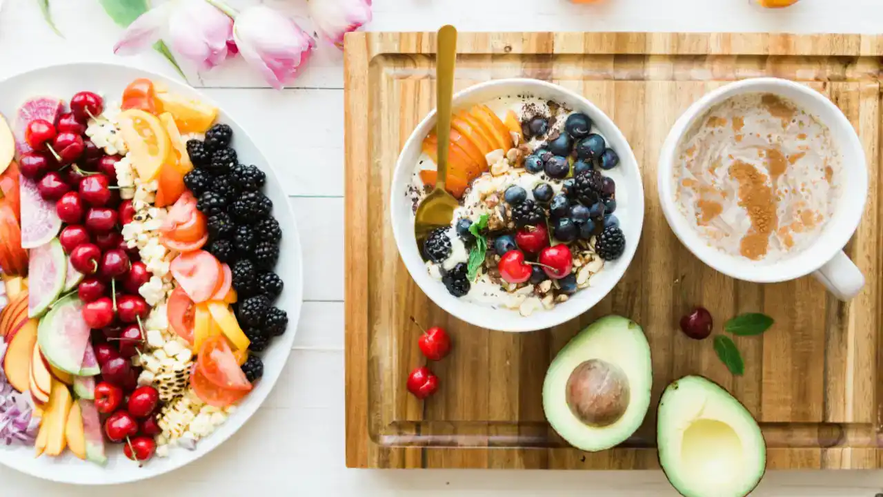 Balanced breakfast with protein, fruit, oats and healthy fats for energy and nutrition coaching in Dubai.