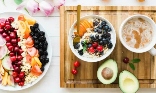 Balanced breakfast with protein, fruit, oats and healthy fats for energy and nutrition coaching in Dubai.