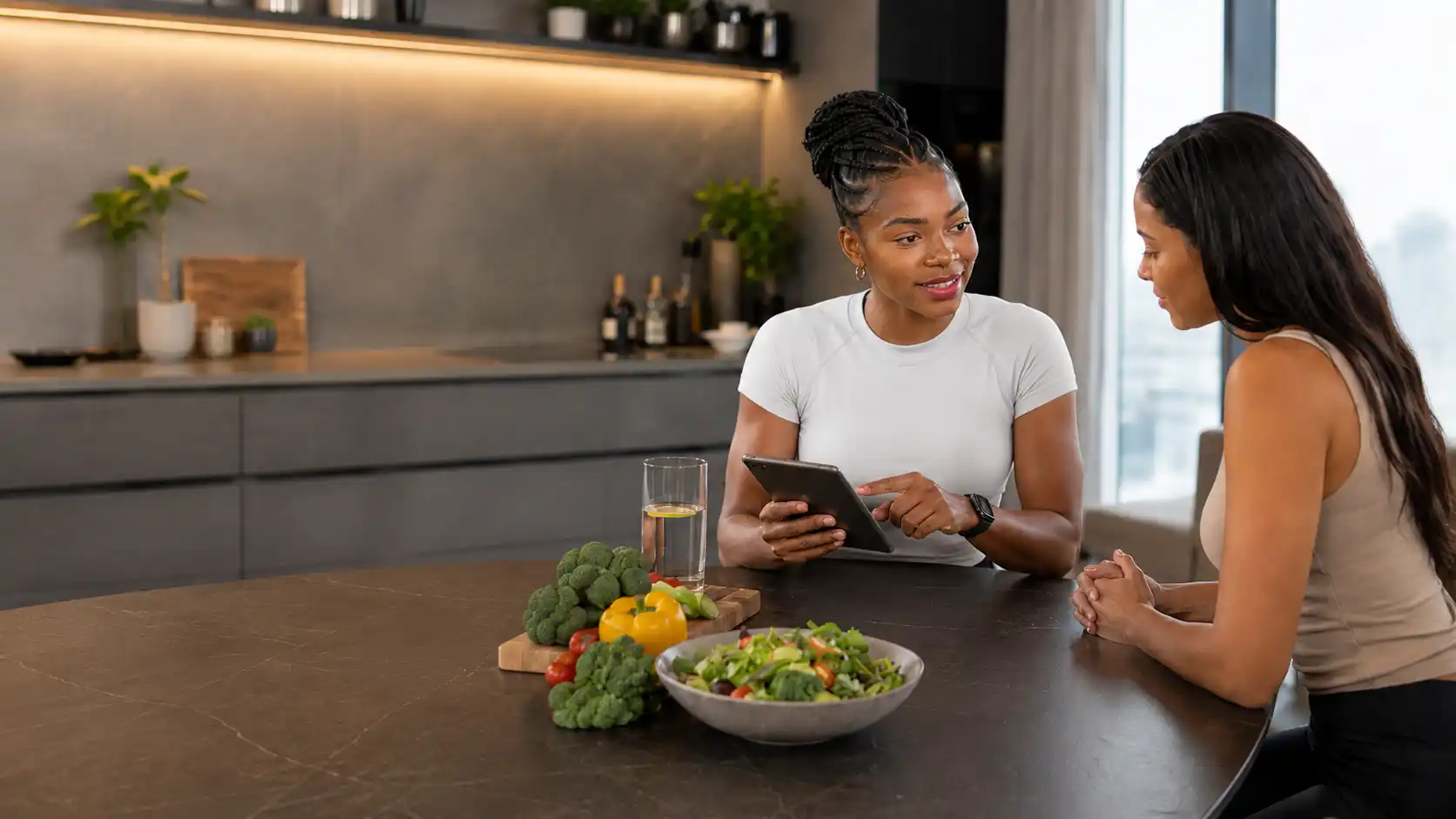 Rozzie offering personalized nutrition coaching in Dubai