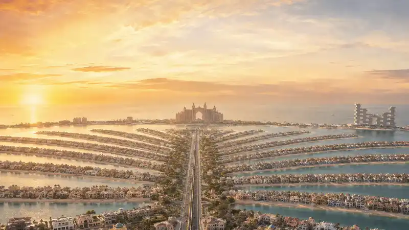 Illustrated aerial view of Palm Jumeirah, Dubai with its residential fronds, waterfront villas and Atlantis.